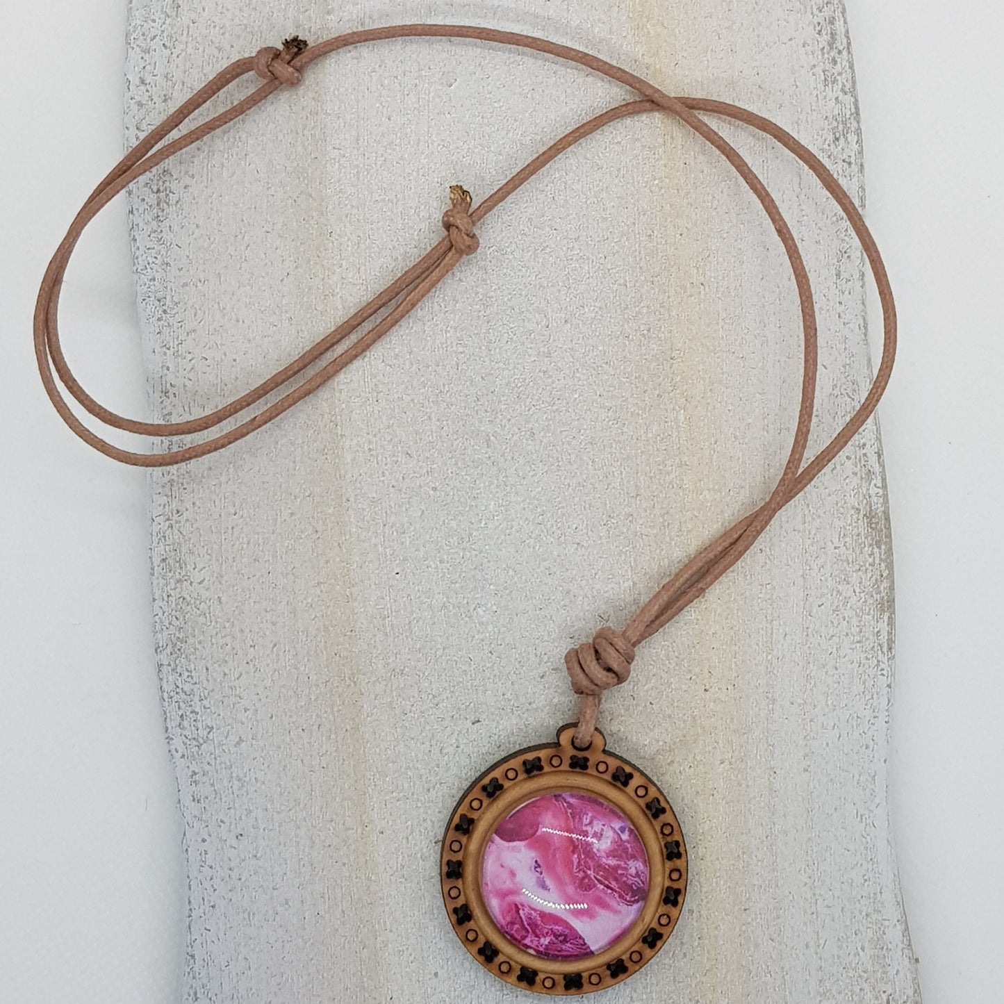 Collier Artisanal Cerisier Cordon Ciré Brun