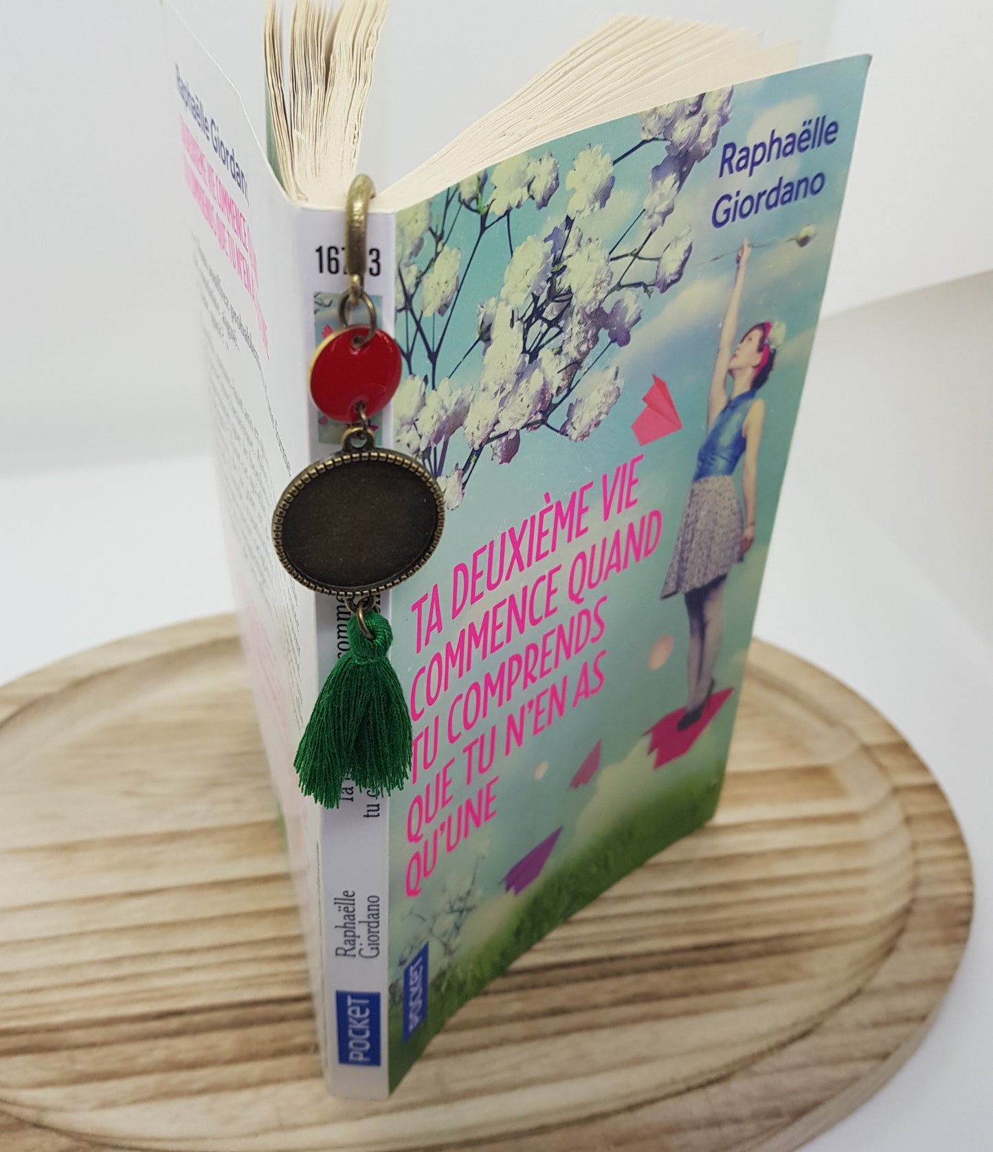 Marque-Page Artisanal Grimoire Pompon Vert